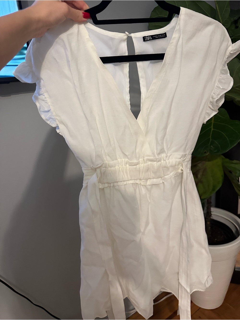 ZARA Cream V-Neck Sleeveless Top dress small